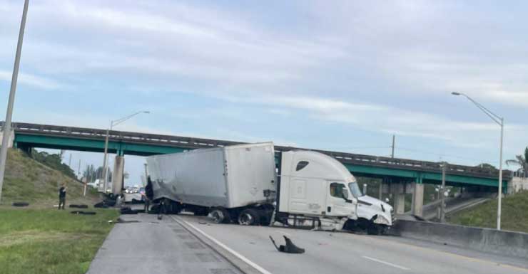 Un camión semirremolque se estrella contra un puente en la Florida Turnpike, cerrando todos los carriles