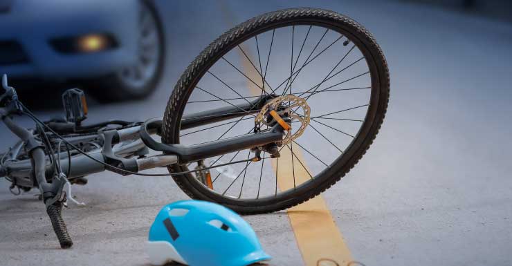 Un niño fue hospitalizado tras ser atropellado por un automóvil mientras montaba bicicleta en un vecindario de Lutz, informa la FHP