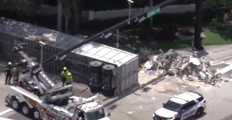 Un tractocamión vuelca y derrama escombros en Coconut Creek; no se reportan heridos