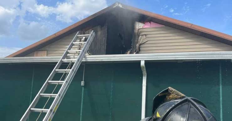 Una persona hospitalizada tras un incendio en el ático de una vivienda en Okeechobee, informan las autoridades.