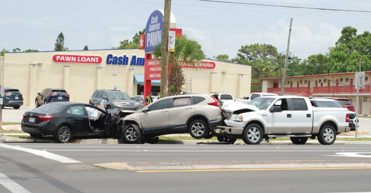 Una persona muerta y otra bajo custodia tras accidente de tres vehículos que cerró la SR-29 en el condado de Collier