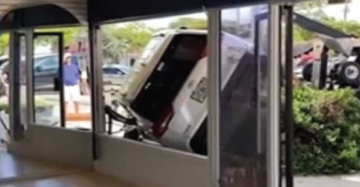 Una persona resulta herida tras vehículo estrellarse contra un edificio en 3rd Avenue North en Naples