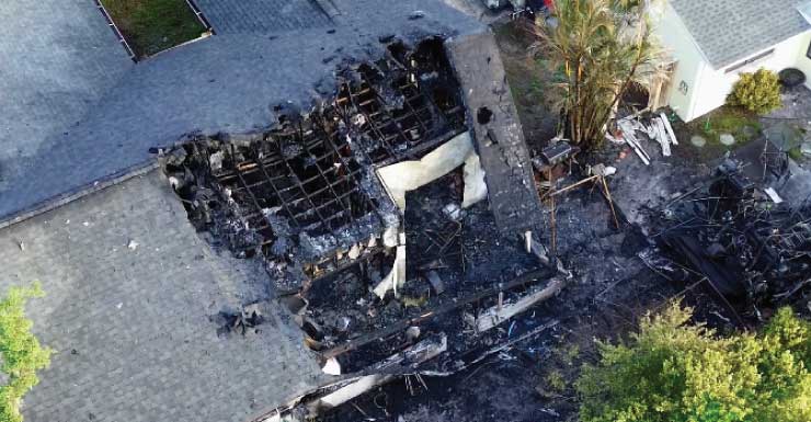 Varias viviendas evacuadas en Holiday mientras bomberos combaten un incendio