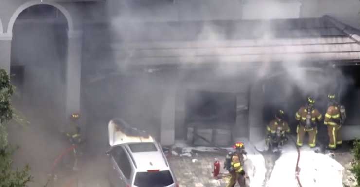 2 personas resultan ilesas después de que vehículos dentro del garaje de una vivienda en Weston se incendiaran
