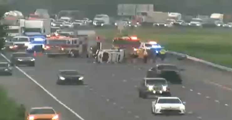 Accidente con vuelco bloquea los carriles de la I-75 la mañana del lunes