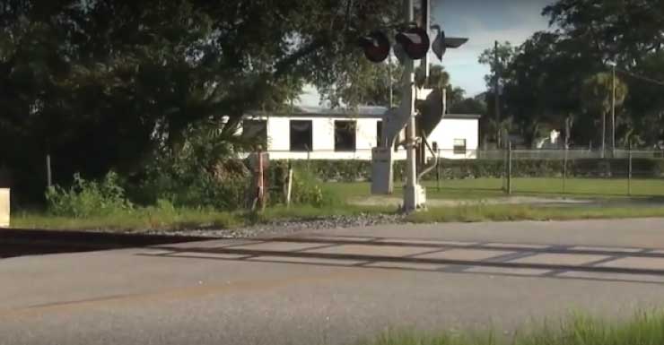 Adolescente es trasladada en helicóptero al hospital tras ser atropellada por un tren en New Smyrna Beach