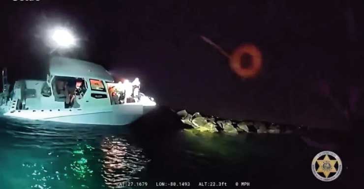 Agentes de Florida rescatan a siete personas después de que una embarcación chocara contra unas rocas