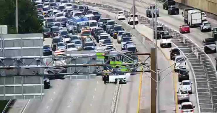 Algunos carriles de la I-95 Sur cerrados en Miami-Dade tras accidente de varios vehículos cerca de Miami Gardens Drive