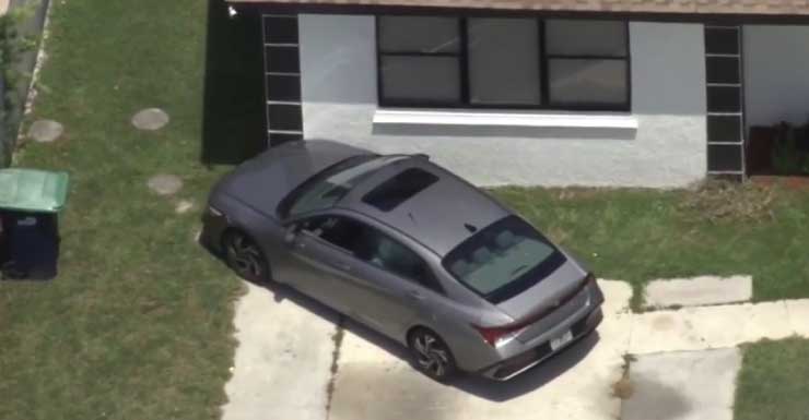 Automóvil casi se estrella contra una vivienda en el suroeste de Miami-Dade; no se reportan heridos