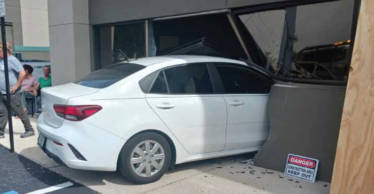 Automóvil se estrella contra un edificio de la Administración del Seguro Social en New Port Richey