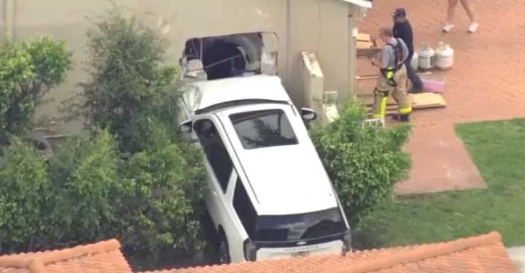 Automóvil se estrella contra una vivienda y podría haber impactado una línea de gas en el noroeste de Miami-Dade, informan las autoridades
