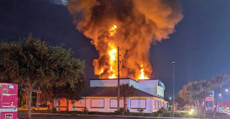 Bomberos combaten un gran incendio en una casa de empeño de Kissimmee
