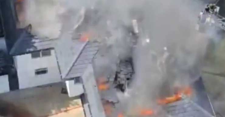 Bomberos combaten un gran incendio en una vivienda en Delray Beach