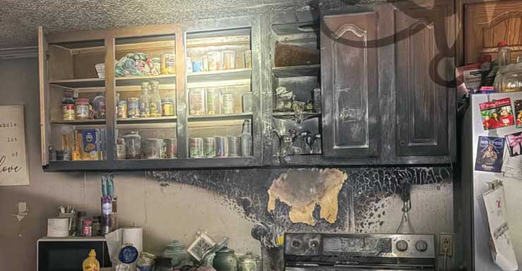 Bomberos controlan rápidamente incendio en vivienda de Mossy Head; una persona con quemaduras fue trasladada en helicóptero