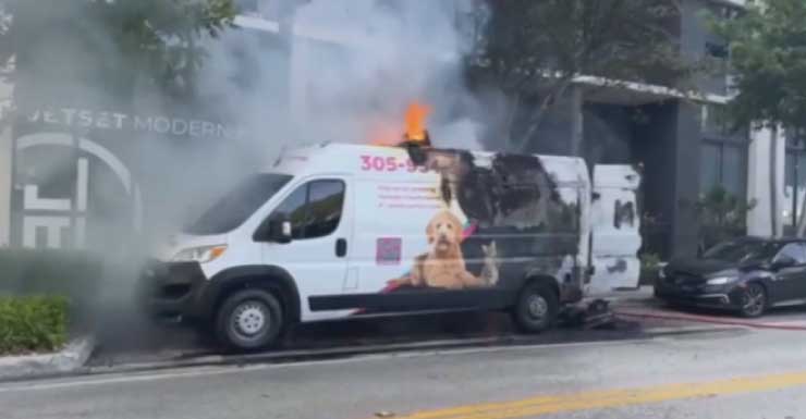 Camión de peluquería para mascotas estacionado se incendia