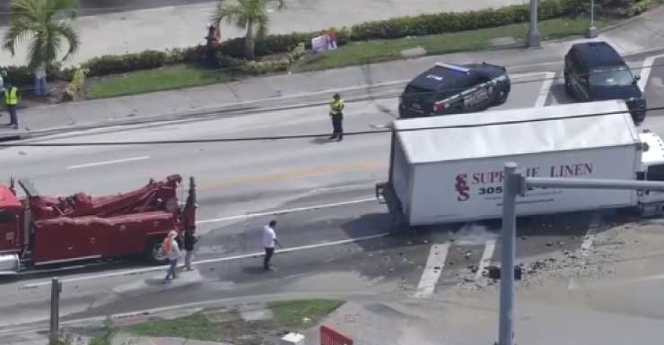 Camión semirremolque cae en un socavón tras la rotura de una tubería principal de agua en Opa-locka