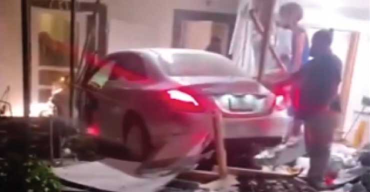 Conductor a exceso de velocidad se estrella contra una vivienda en Sunrise mientras una mujer estaba en su habitación, según vecinos