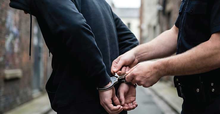 Conductor buscado es arrestado tras huir de la escena de un accidente; se esperan más cargos