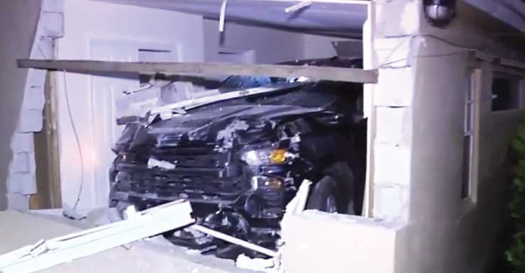 Conductor de camioneta bajo custodia por DUI tras chocar contra una casa en Lauderhill, según la policía; no hubo heridos
