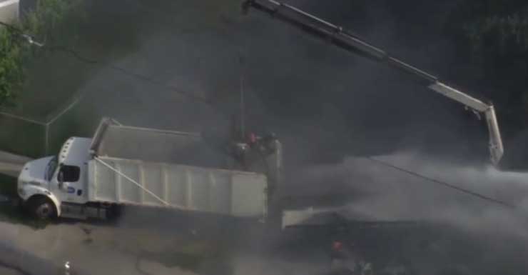 Conductor de obras públicas es hospitalizado tras incendio de camión con plataforma provocado por contacto con una línea eléctrica en Southwest Miami-Dade