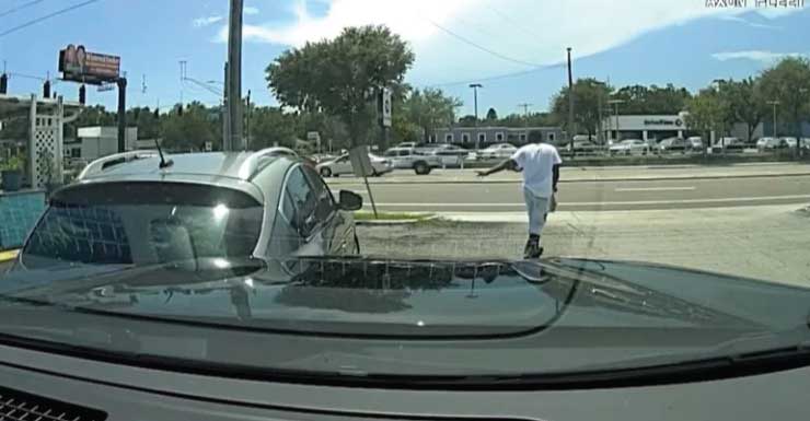 Conductor intenta cambiar de asiento durante una parada de tráfico y termina chocando contra una patrulla, dicen los agentes