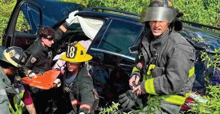 Conductor rescatado de una zanja tras quedar atrapado en un vehículo volcado en el condado de St. Lucie