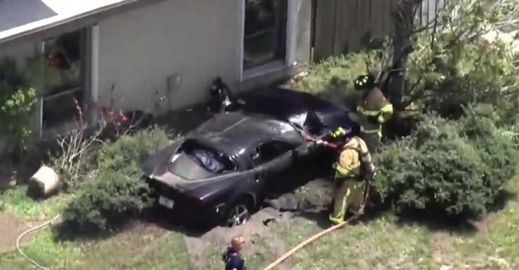 Conductora resulta herida tras estrellar su vehículo contra el jardín de una vivienda en Cooper City; no hubo más lesionados