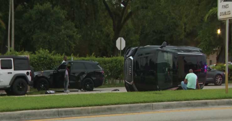 Conductores chocan en Hallandale Beach Boulevard, en Pembroke Park