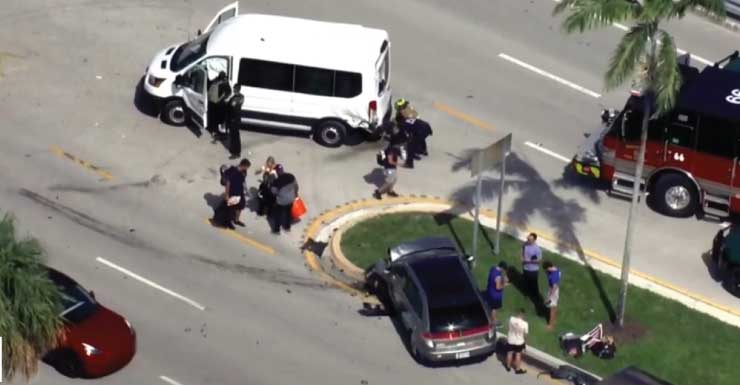 Doce personas resultan heridas después de que un automóvil chocara contra una camioneta en Deerfield Beach