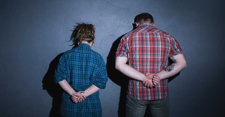 Dos adolescentes arrestados tras presuntamente robar un vehículo y lanzarse al río para escapar en Manatee