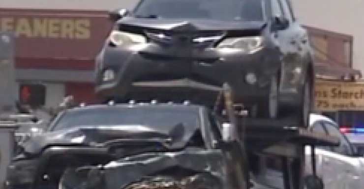 Dos adolescentes murieron cuando una camioneta que transportaba vehículos en un tráiler impactó contra su automóvil en Edgewood Avenue