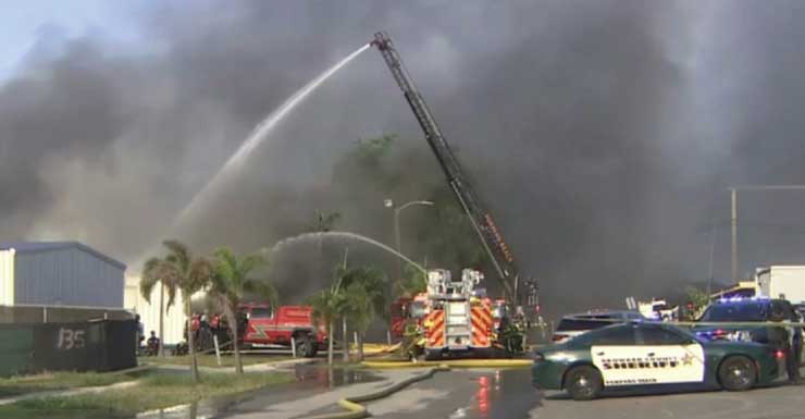 Equipos de bomberos combaten enorme incendio en un almacén de Pompano Beach