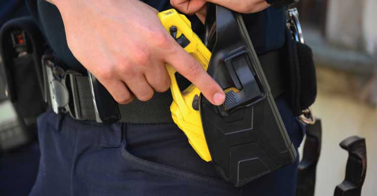 Hombre de Tampa huye de una parada de tráfico y termina siendo electrocutado con una pistola eléctrica