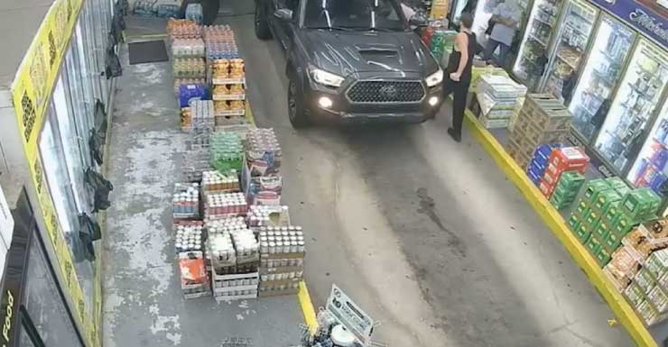Hombre es arrestado tras conducir una camioneta contra una tienda de conveniencia en el condado de Indian River