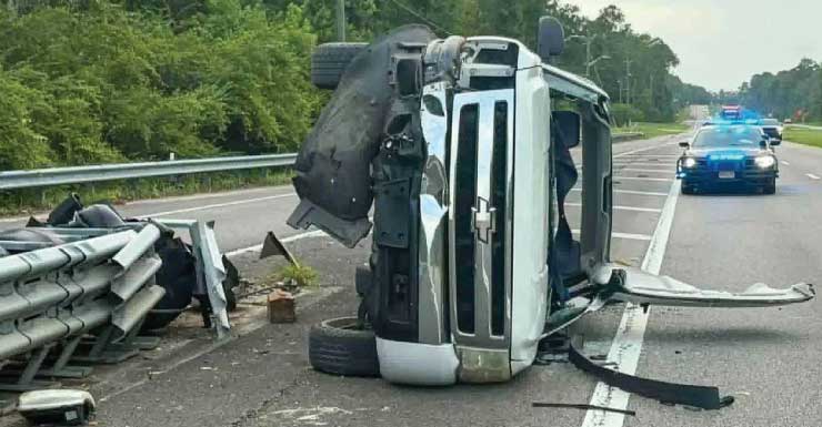 Hombre resulta herido después de que una camioneta chocara contra una barrera y volcara en el Condado de Escambia