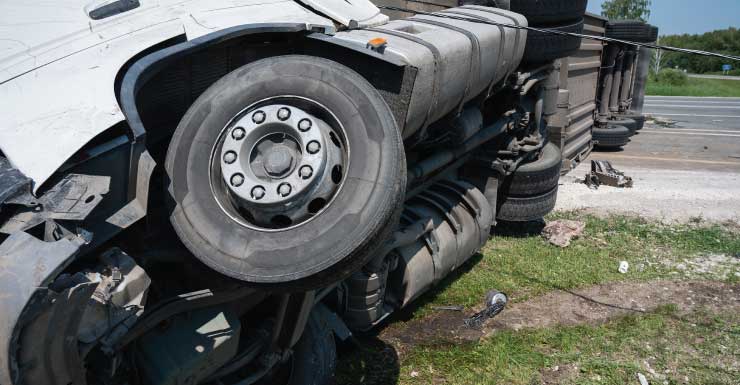 Hombre salió expulsado de una camioneta después de que un camión golpeara una barrera y volcara hacia los carriles contrarios en la I-75