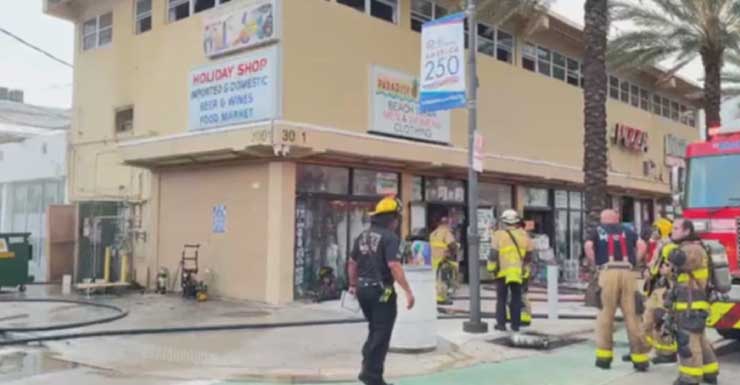 Incendio se desata en el interior de un edificio comercial de dos pisos en Fort Lauderdale Beach