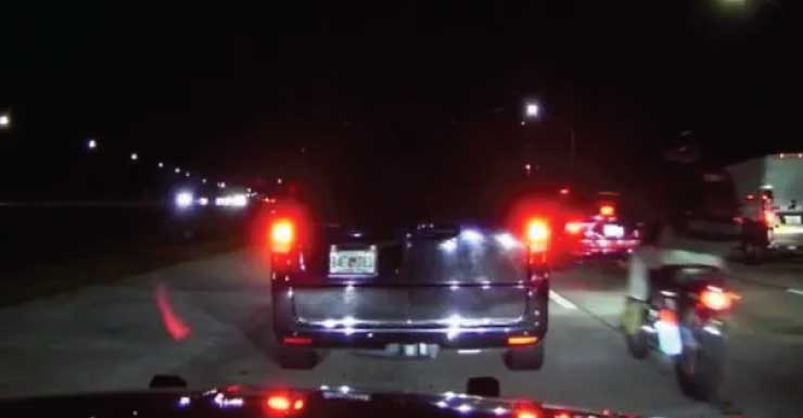 Motociclista arrestado tras circular entre carriles en una zona de obras de la I-75 y chocar mientras intentaba huir de los agentes
