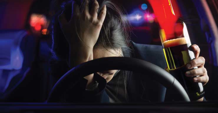 Mujer de Pasco arrestada por DUI tras chocar contra un edificio y un vehículo del sheriff