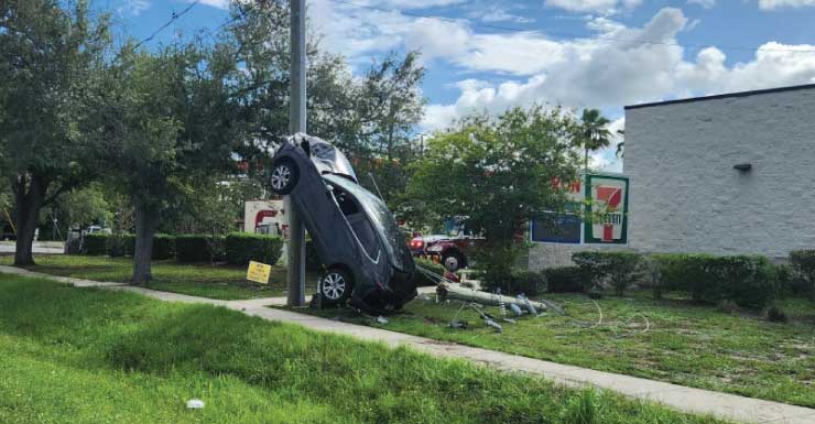 Mujer resulta herida tras chocar contra los cables tensores de un poste de servicios públicos en el Condado de Pasco