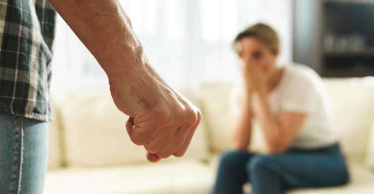 Mujer sufre fracturas faciales y hemorragia cerebral en ataque de violencia doméstica