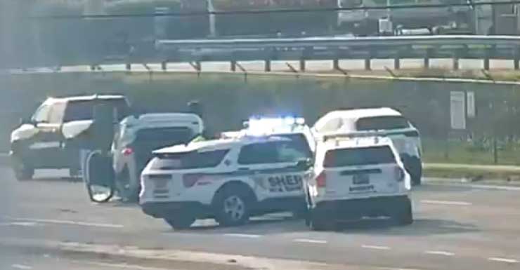 SUV volcado provoca congestión vehicular cerca del Aeropuerto Internacional Donald J. Trump