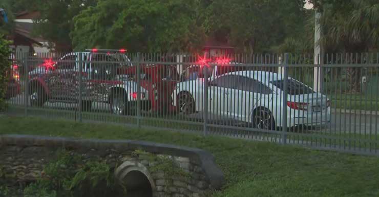 Sospechoso bajo custodia después de robo de vehículo; automóvil cae a un canal, según la policía de Sunrise
