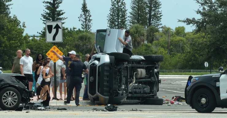 Toyota queda volcado de lado después de un accidente en Palm Beach Gardens en Northlake y Congress