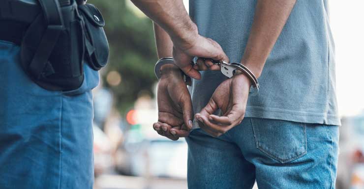 Tres personas enfrentan cargos por carreras callejeras tras presunta conducción a alta velocidad en Collier Blvd en el condado de Collier