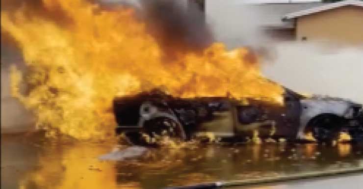 Un automóvil se incendia en Miramar cerca de una fuga de una línea de gas natural