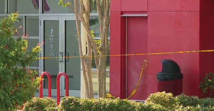 Un joven de 18 años muere tras tiroteo dentro del baño de la YMCA de Childs Park; un arrestado y otro sospechoso prófugo