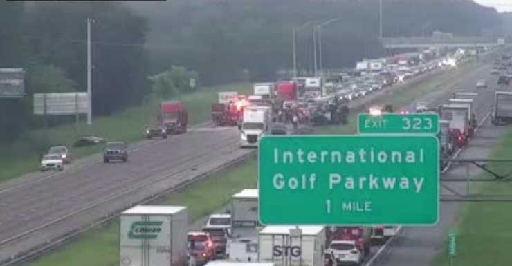 Un remolque de volteo derrama grava y revestimiento para piscinas sobre la I-95 cerca de International Golf Parkway, provocando congestión en ambos sentidos
