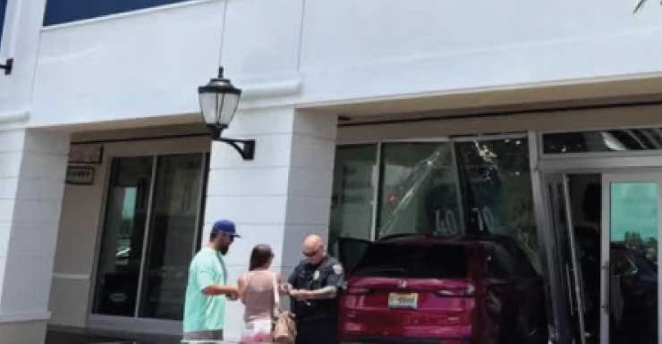 Una SUV se estrella contra una tienda Old Navy en North Port