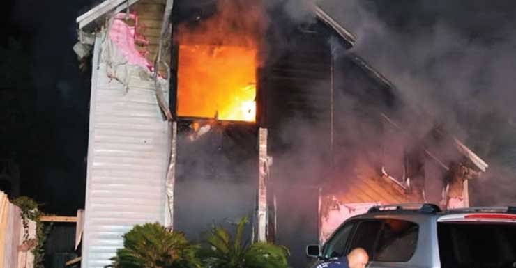Una mujer de edad avanzada escapa con vida tras un incendio nocturno en una casa en Gulf Breeze